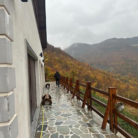 Cerem Zeneli Alpin Chalet מראה חיצוני תמונה